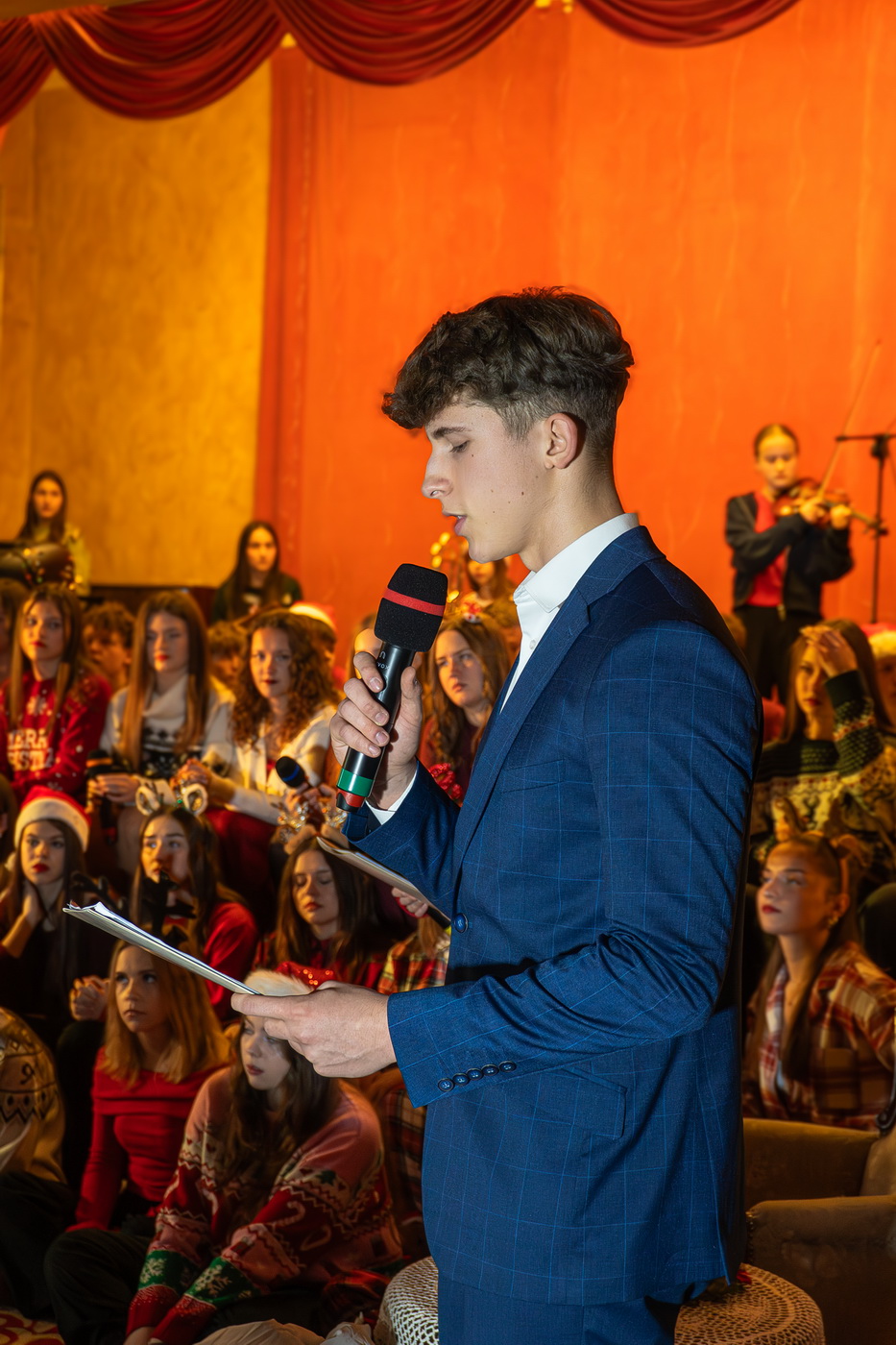 Zdjęcie Koncert Kolęd 2025 (14)6e6d604e-462b-4398-a09f-7b6de237e080.jpg w galerii Koncert Kolęd A. D. 2025 w II LO